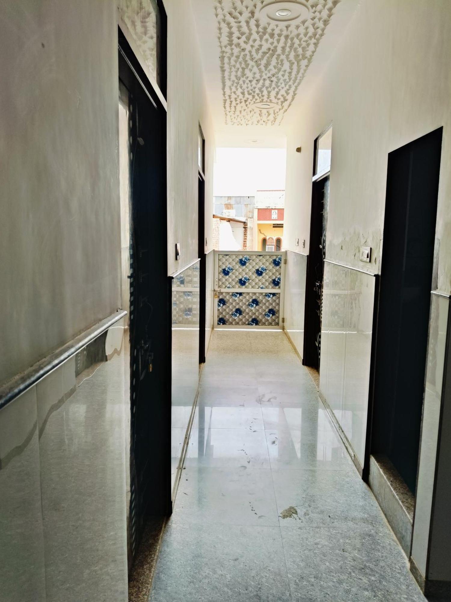 Jai Hanuman Guest House Palsana  エクステリア 写真
