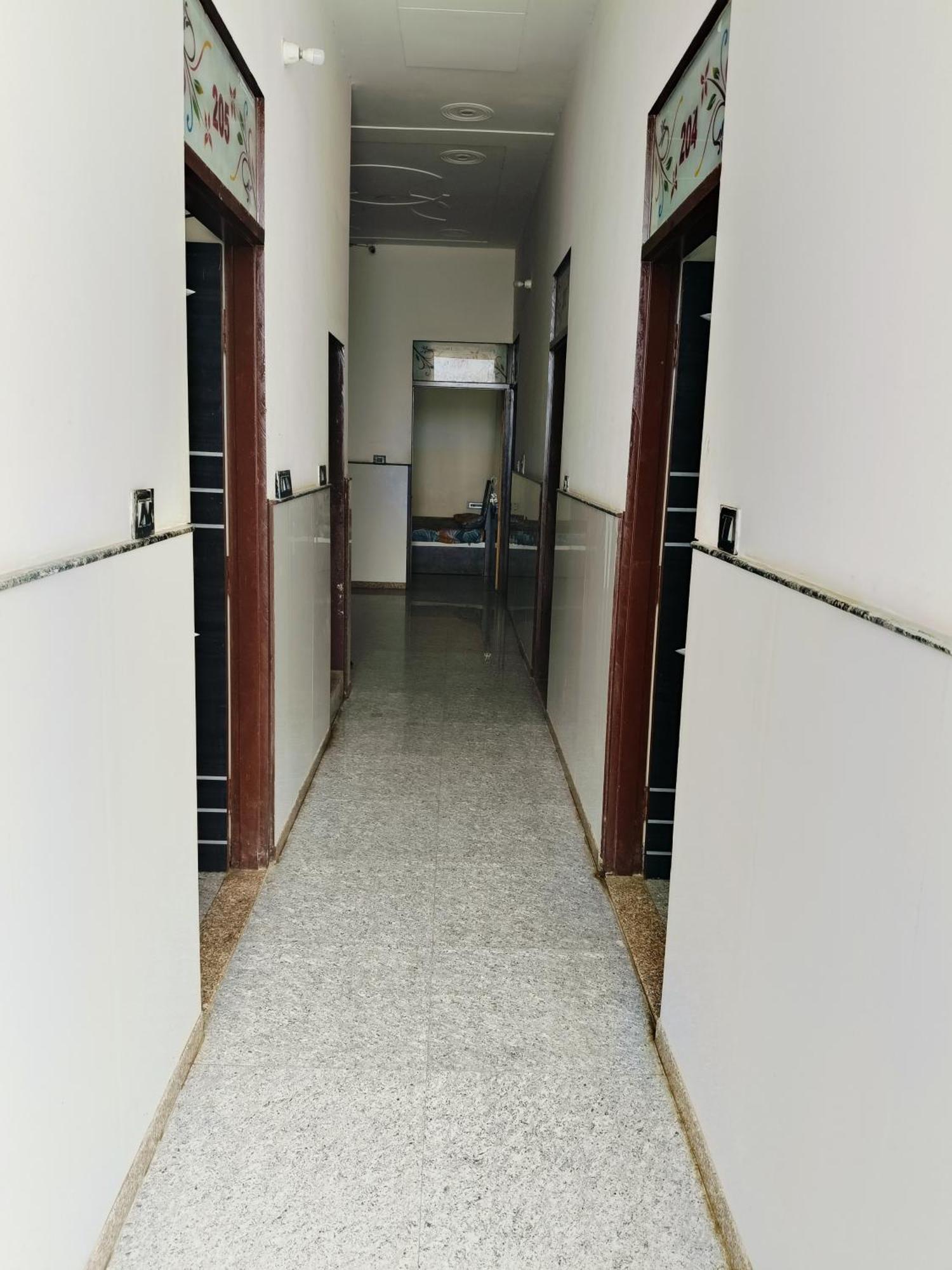 Jai Hanuman Guest House Palsana  エクステリア 写真